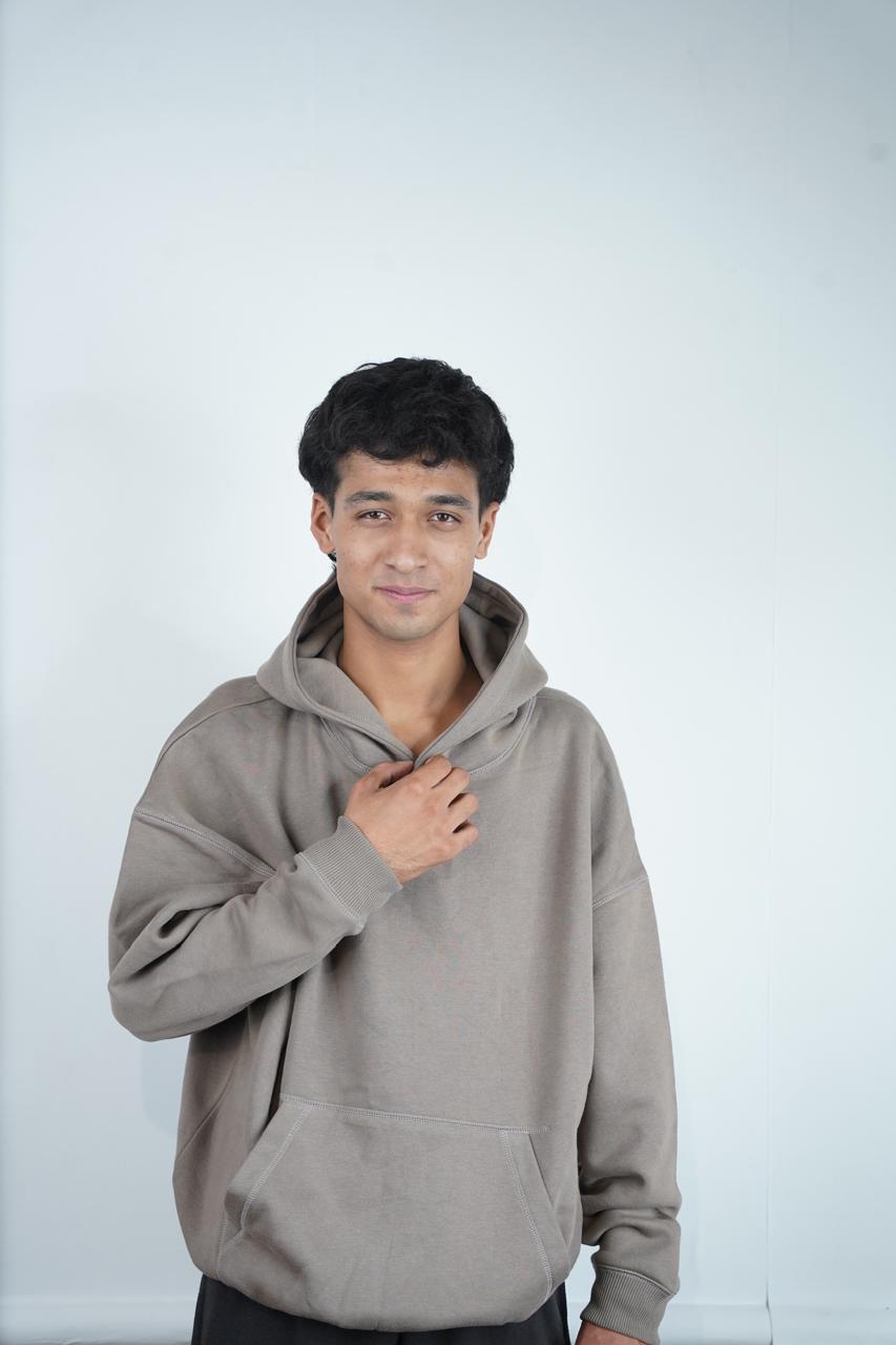 WARM GREIGE OVERSIZED CROPPED HOODIE.